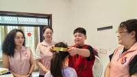 红色驿站妇联为残疾家庭女孩乐乐庆生