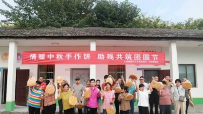 大桥镇手作大饼助残迎中秋