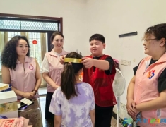红色驿站妇联为残疾家庭女孩乐乐庆生