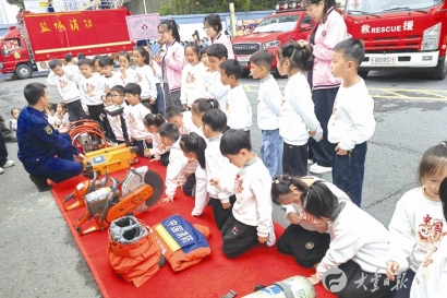 萌娃探秘消防站 安全技能带回家