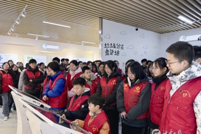 区城管局开展垃圾分类主题宣教活动