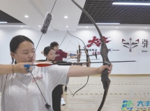 拉弓逐趣度盛夏 清凉射箭悦暑假