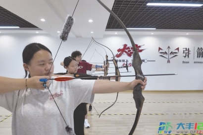 拉弓逐趣度盛夏 清凉射箭悦暑假